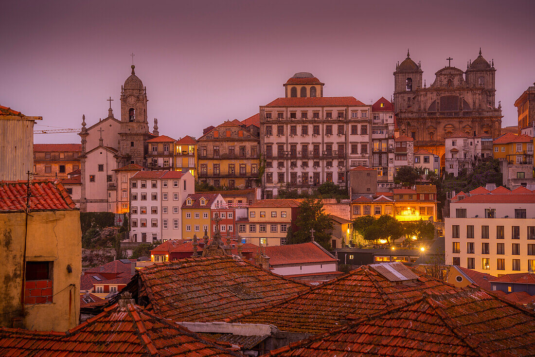 Blick auf die Gebäude und Terracota-Dächer des Stadtteils Ribeira in der Abenddämmerung, UNESCO-Welterbe, Porto, Norte, Portugal, Europa