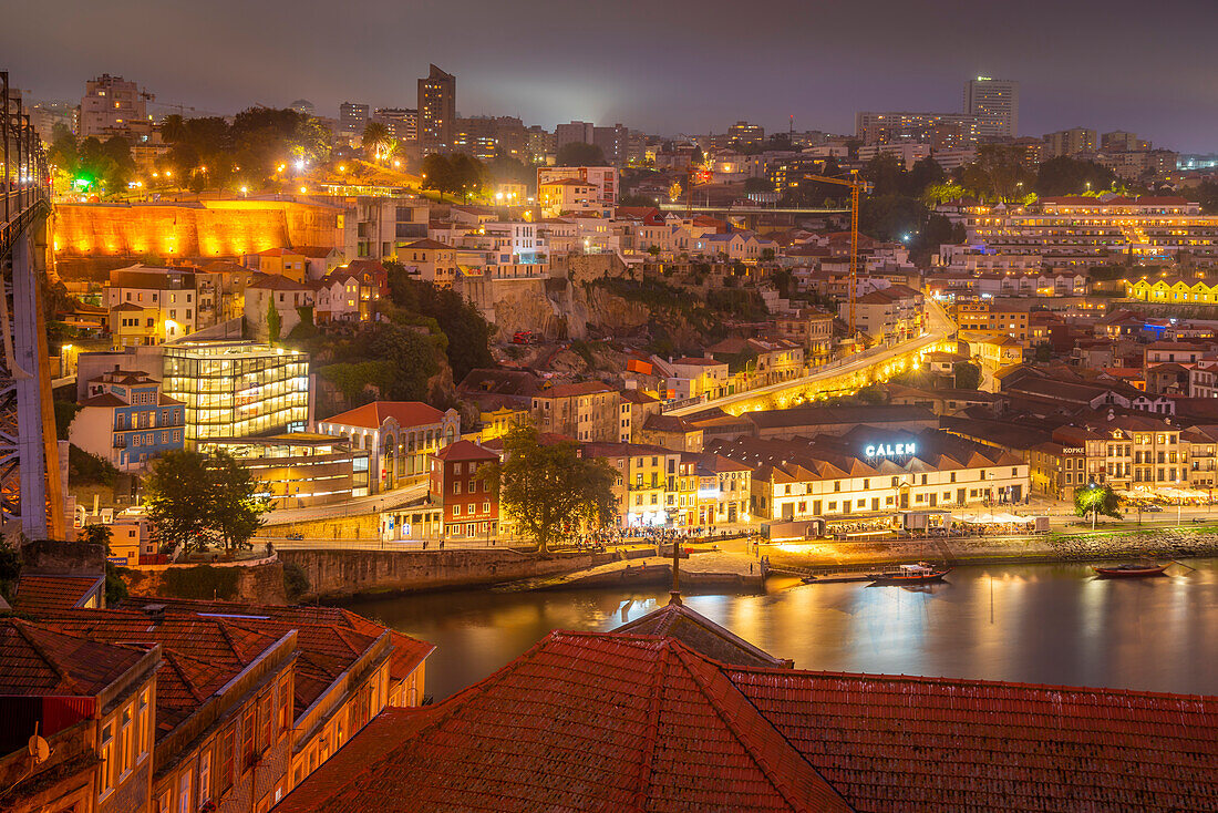 Blick auf den Fluss Douro und die Terrakotta-Dächer in der Abenddämmerung, Porto, Norte, Portugal, Europa