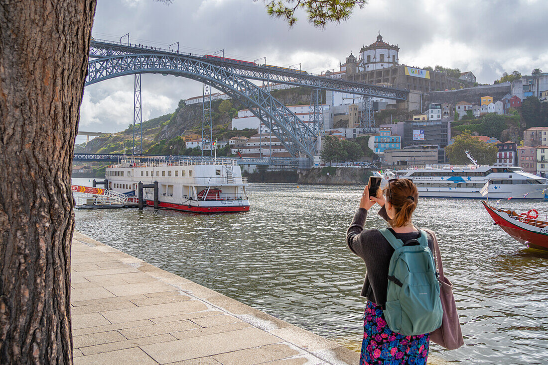 Blick auf den Fluss Douro und die Brücke Dom Luis I., UNESCO-Weltkulturerbe, Porto, Norte, Portugal, Europa