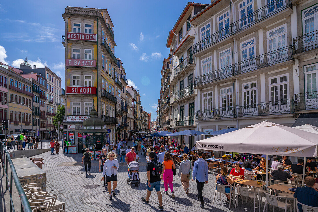 Blick auf Cafés, Geschäfte und Bars auf der belebten Rua das Flores, Porto, Norte, Portugal, Europa