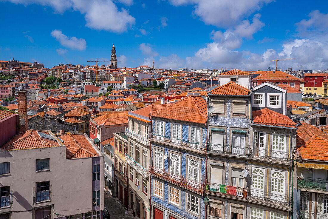 Blick auf bunte Gebäude und Dächer des Stadtteils Ribeira, UNESCO-Weltkulturerbe, Porto, Norte, Portugal, Europa