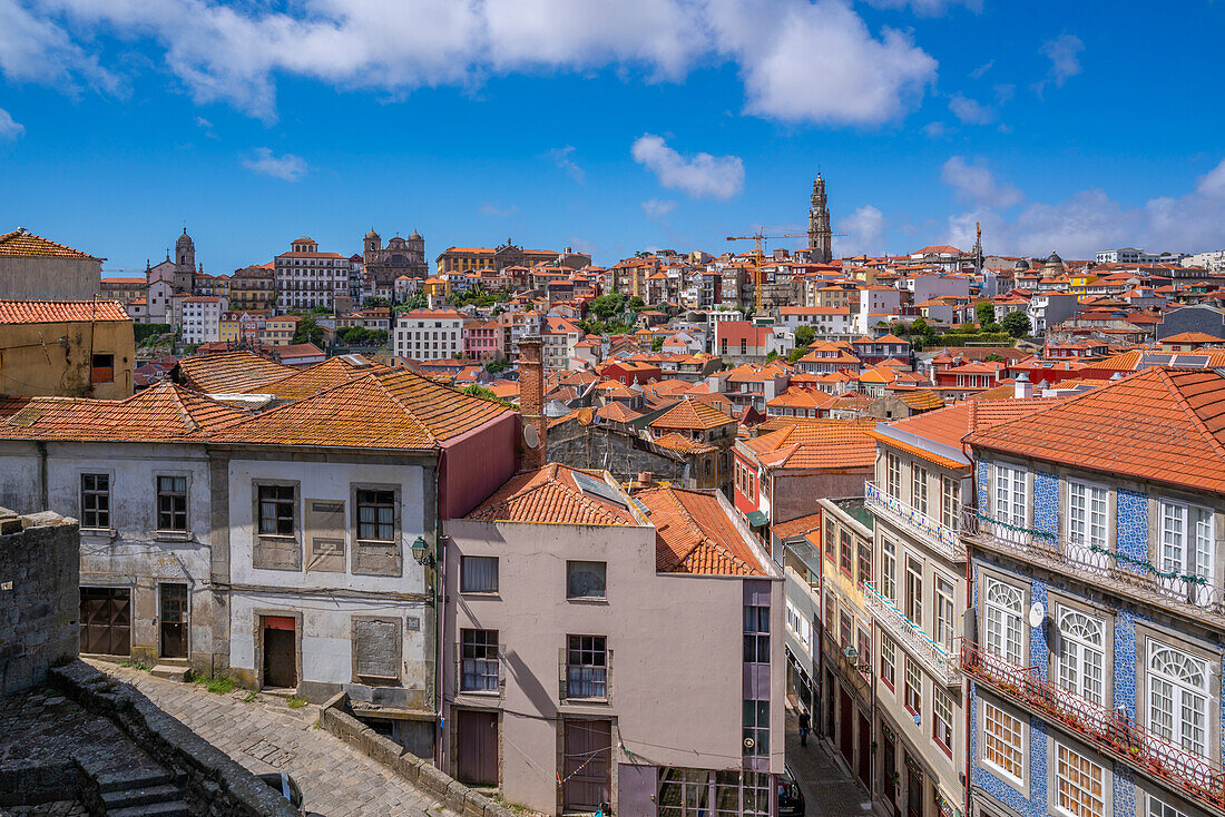 Blick auf bunte Gebäude und Dächer des Stadtteils Ribeira, UNESCO-Weltkulturerbe, Porto, Norte, Portugal, Europa