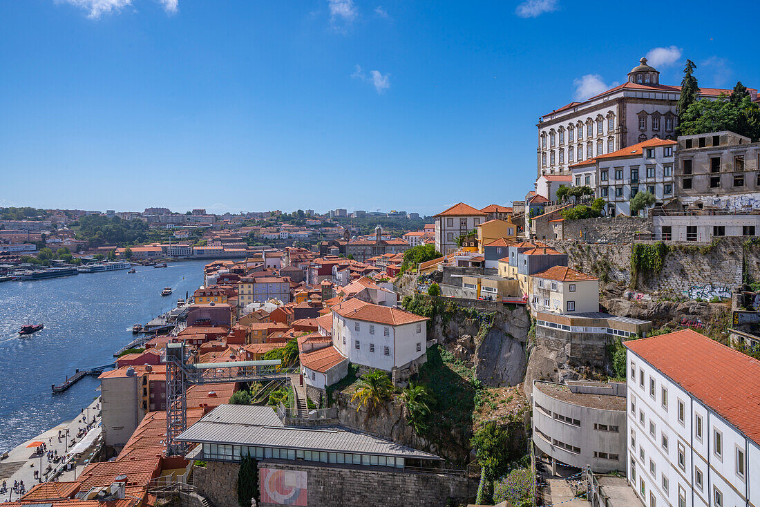 Blick auf die Terrakotta-Dächer des Stadtteils Ribeira mit Blick auf den Fluss Douro, UNESCO-Weltkulturerbe, Porto, Norte, Portugal, Europa