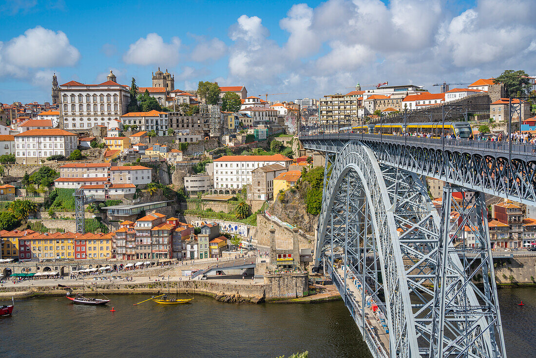 Blick auf die Brücke Dom Luis I über den Fluss Douro und die Terrakotta-Dächer, UNESCO-Welterbe, Porto, Norte, Portugal, Europa