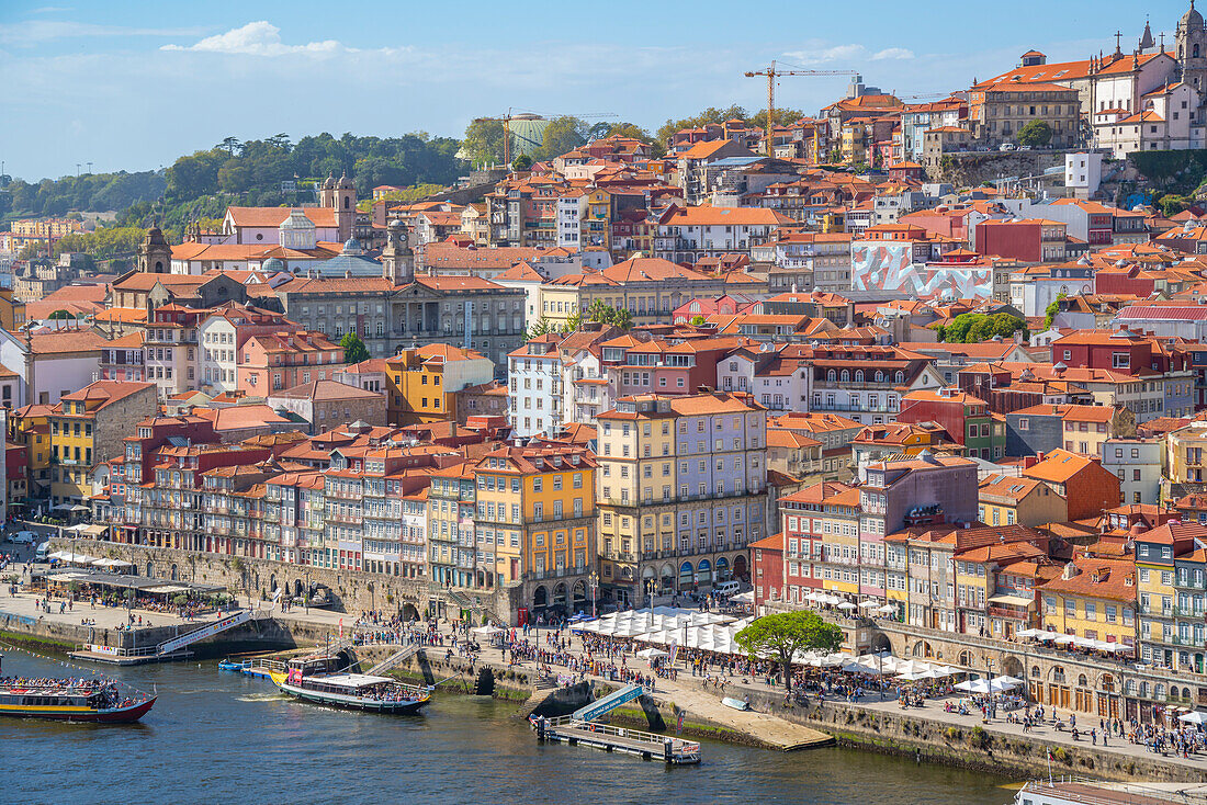 Blick von der Brücke Dom Luis I auf die Terracota-Dächer des Stadtteils Ribeira, UNESCO-Weltkulturerbe, Porto, Norte, Portugal, Europa