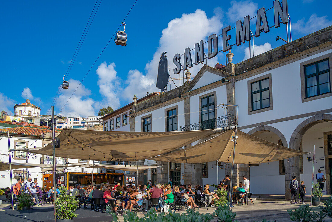 Blick auf Cafés und Restaurants mit Blick auf die Kirche Igreja da Serra do Pilar, Porto, Norte, Portugal, Europa