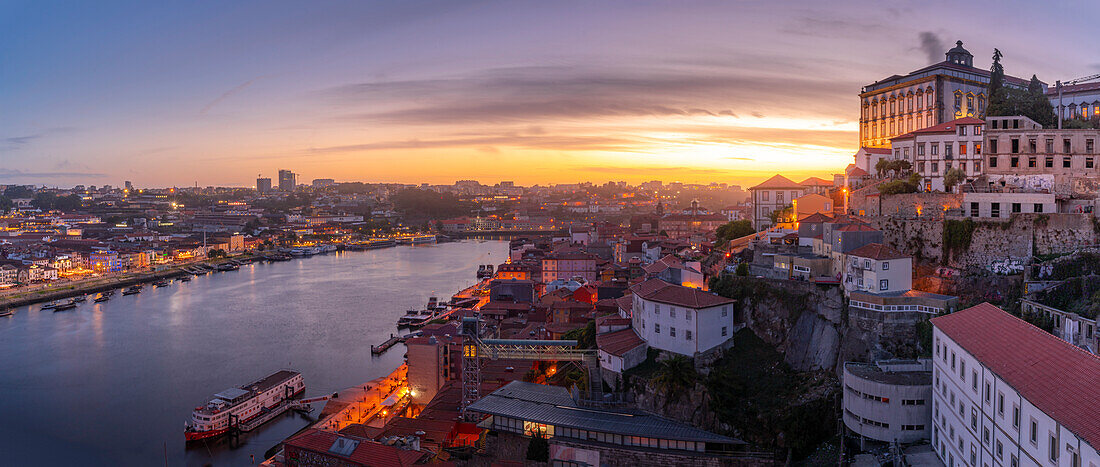 Blick auf den Fluss Douro und den Stadtteil Ribeira von der Brücke Dom Luis I bei Sonnenuntergang, UNESCO-Welterbe, Porto, Norte, Portugal, Europa