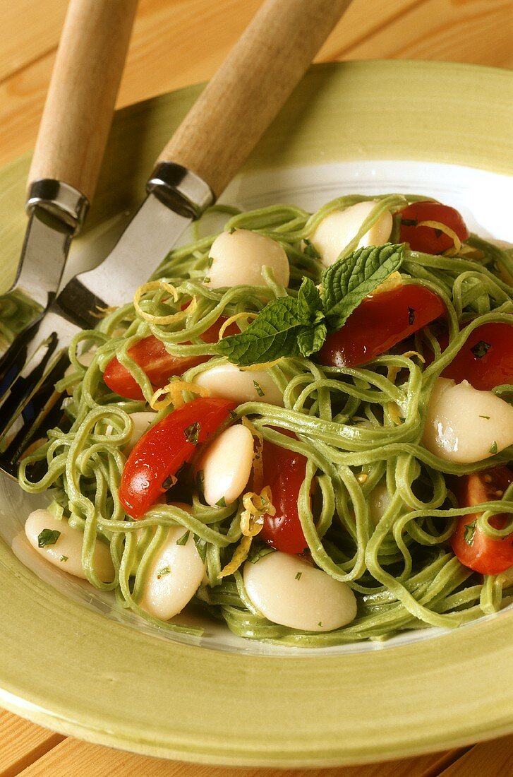 Green tagliatelle with white beans and tomatoes