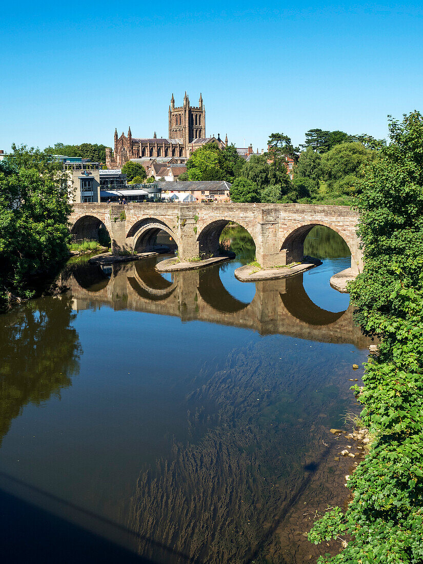 Wye Bridge und Hereford Cathedral, Hereford, Herefordshire, England, Vereinigtes Königreich, Europa