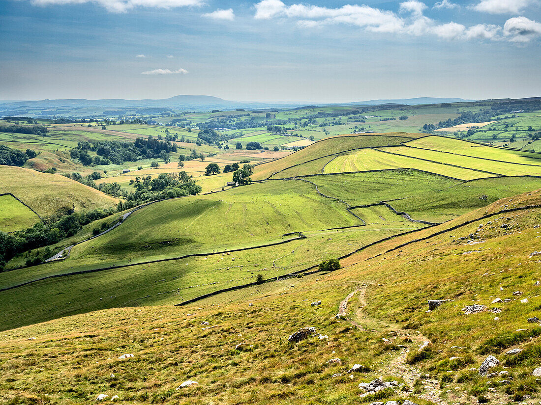 Blick über Malhamdale oberhalb von Gordale Scar, North Yorkshire, England, Vereinigtes Königreich, Europa