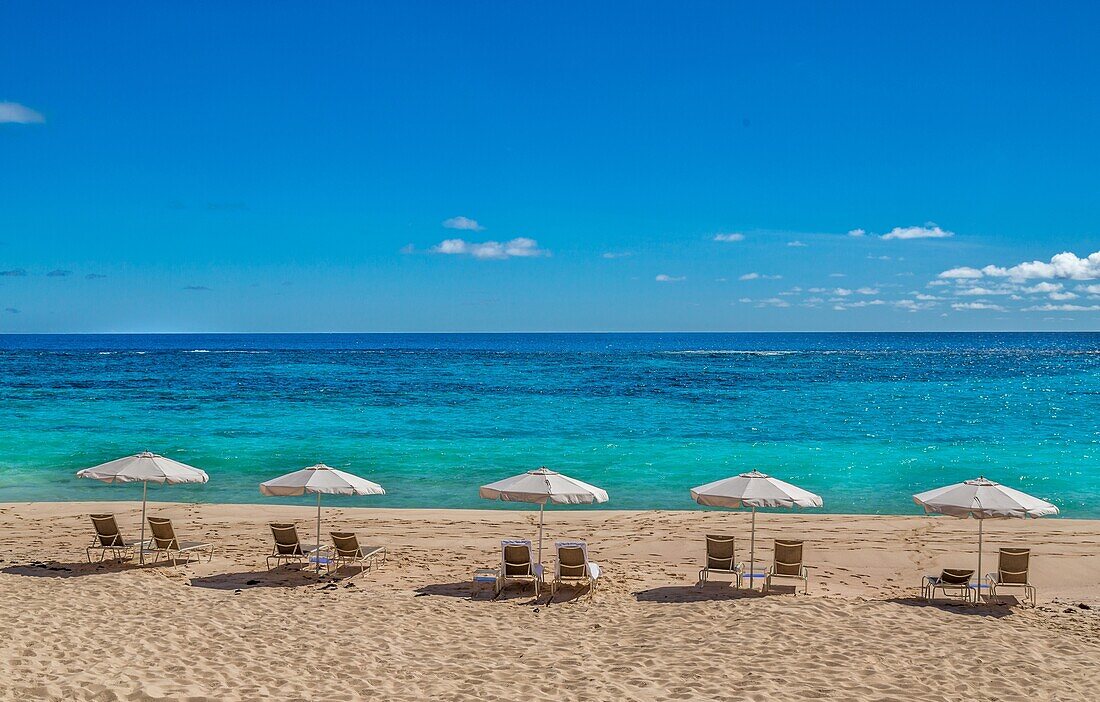 Liegestühle und Sonnenschirme am Pink Beach West, Smiths, Bermuda, Atlantik, Mittelamerika