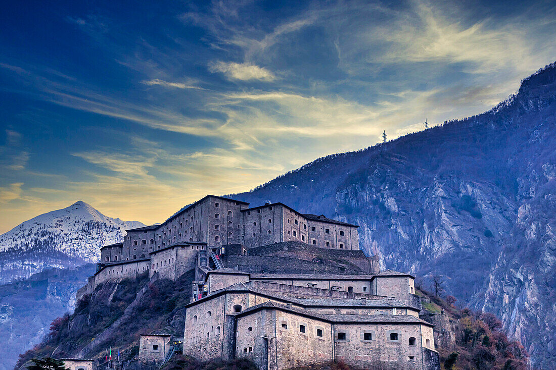 Die Festung von Bard bei Sonnenuntergang, Aosta, Aostatal, Italien, Europa