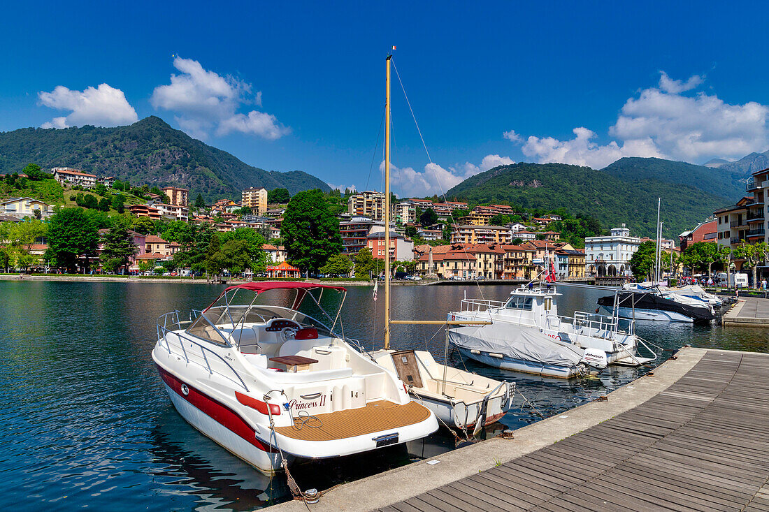 Boote im kleinen Hafen von Omegna, Omegna, Ortasee, Bezirk VCO, Italienische Seen, Italien, Europa