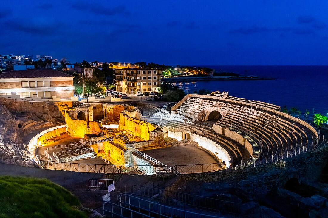 Römisches Amphitheater bei Nacht, Tarraco (Tarragona), UNESCO-Weltkulturerbe, Katalonien, Spanien, Europa