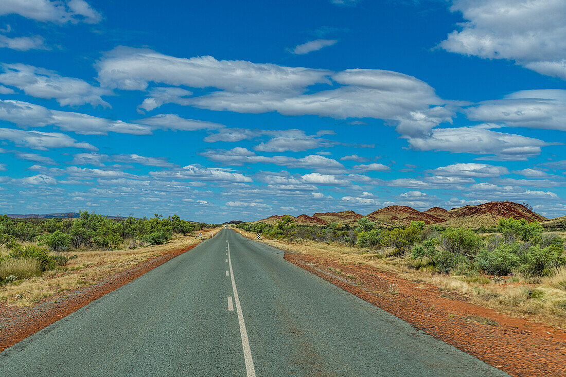 Straße, die zum Karijini-Nationalpark führt, Westaustralien, Australien, Pazifik