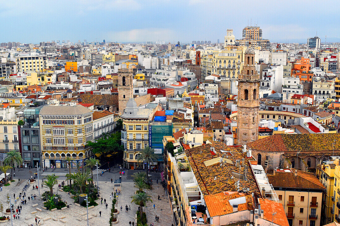 Luftaufnahme von Valencia vom Glockenturm der Kathedrale St. Mary's, Valencia, Spanien, Europa