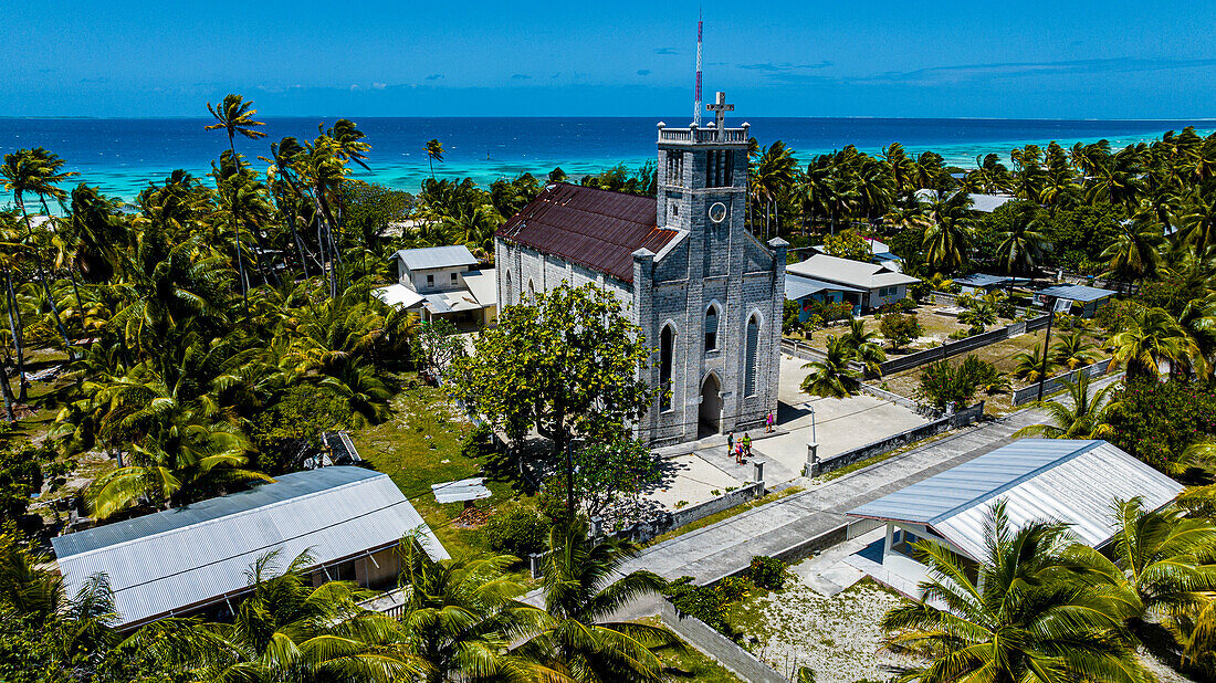 Luftaufnahme der Alten Kirche St. Michel, Hikueru, Tuamotu-Archipel, Französisch-Polynesien, Südpazifik, Pazifik