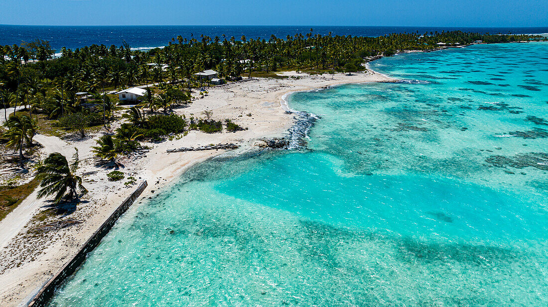 Luftaufnahme eines Korallenstrandes, Hikueru, Tuamotu-Archipel, Französisch-Polynesien, Südpazifik, Pazifik