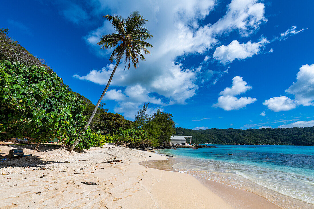 Weißer Sandstrand im Dorf Rikitea, Mangareva, Gambier-Archipel, Französisch-Polynesien, Südpazifik, Pazifik