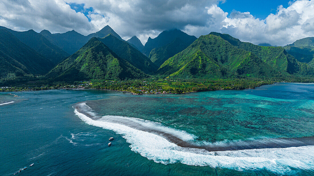 Luftaufnahme der Teahupoo-Welle und Tahiti Iti, Gesellschaftsinseln, Französisch-Polynesien, Südpazifik, Pazifik