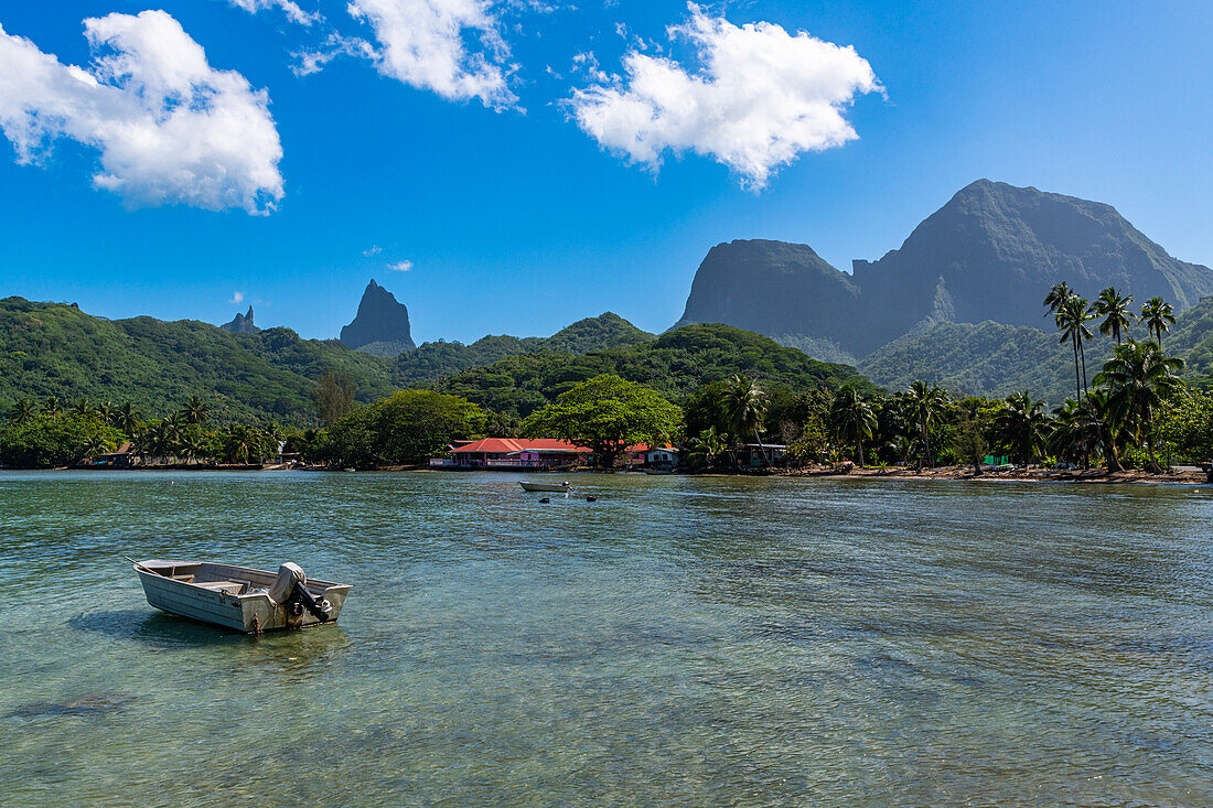 Kleines Boot in einer kleinen Bucht, Moorea (Mo'orea), Gesellschaftsinseln, Französisch-Polynesien, Südpazifik, Pazifik