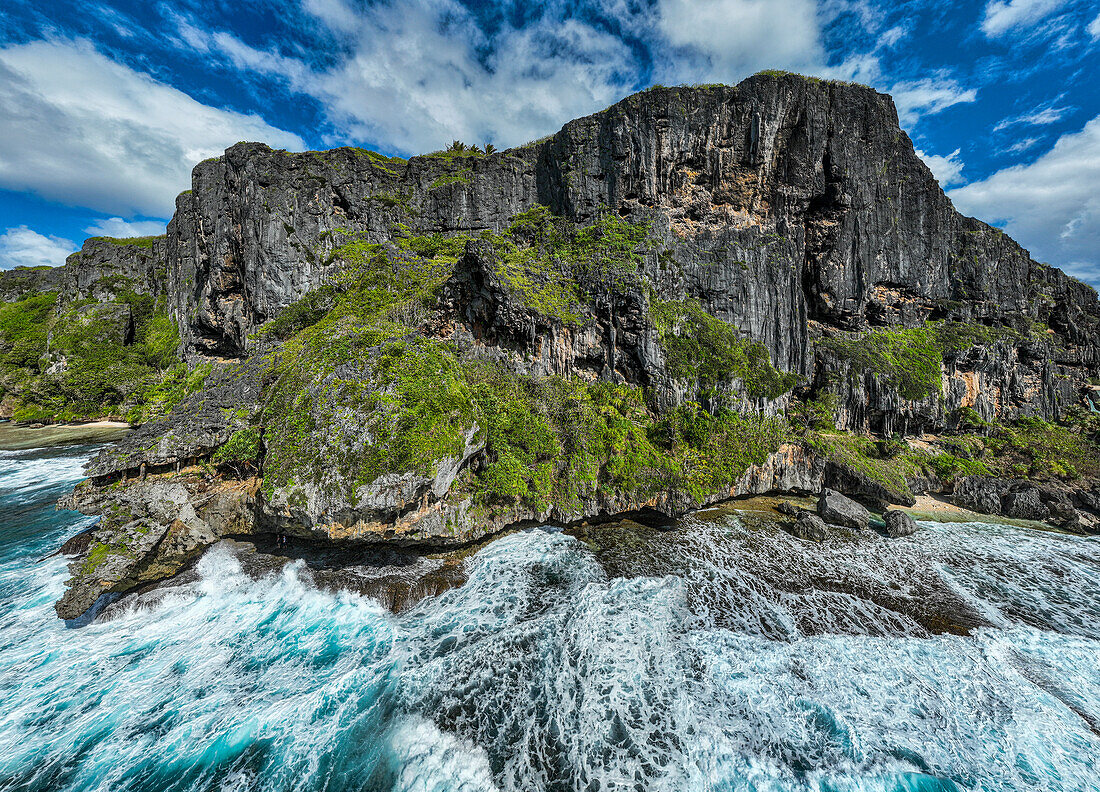 Luftaufnahme der Höhle La Gueule du Monstre (der Schlund des Monsters), Rurutu, Austral-Inseln, Französisch-Polynesien, Südpazifik, Pazifik