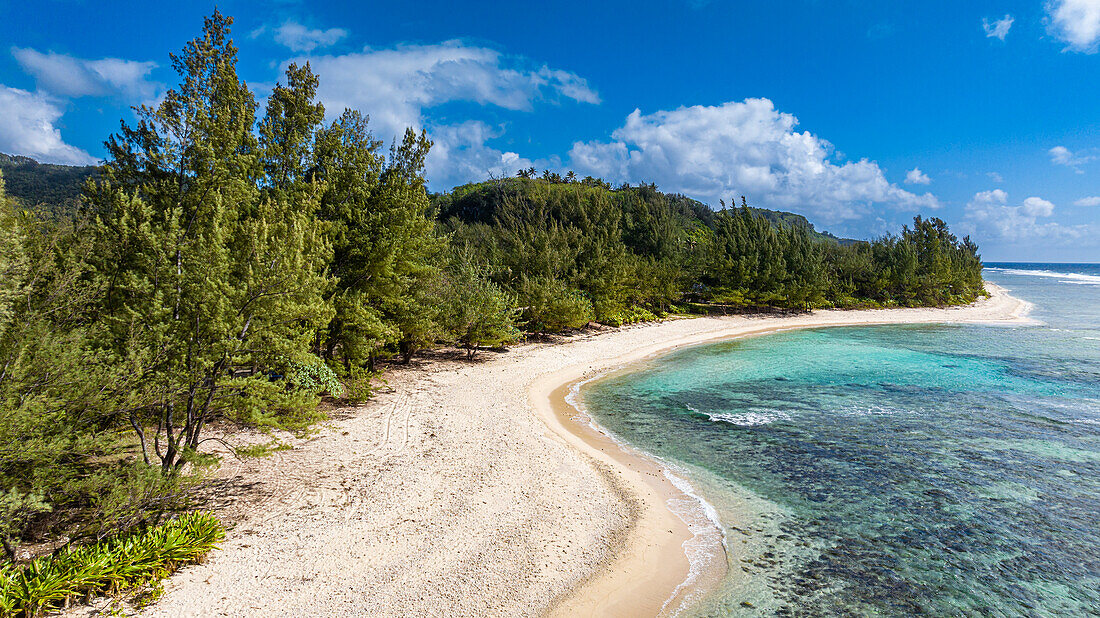 Luftaufnahme über den weißen Sandstrand, Westküste Rurutu, Austral-Inseln, Französisch-Polynesien, Südpazifik, Pazifik