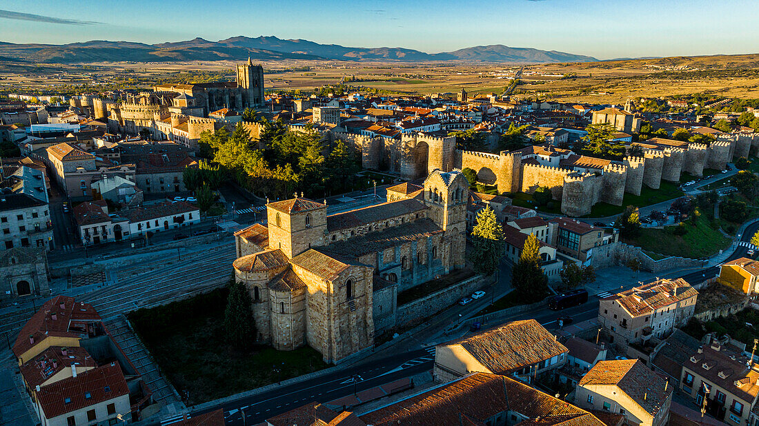 Frühmorgendliche Luftaufnahme der ummauerten Stadt Avila, UNESCO-Welterbestätte, Kastilien-León, Spanien, Europa