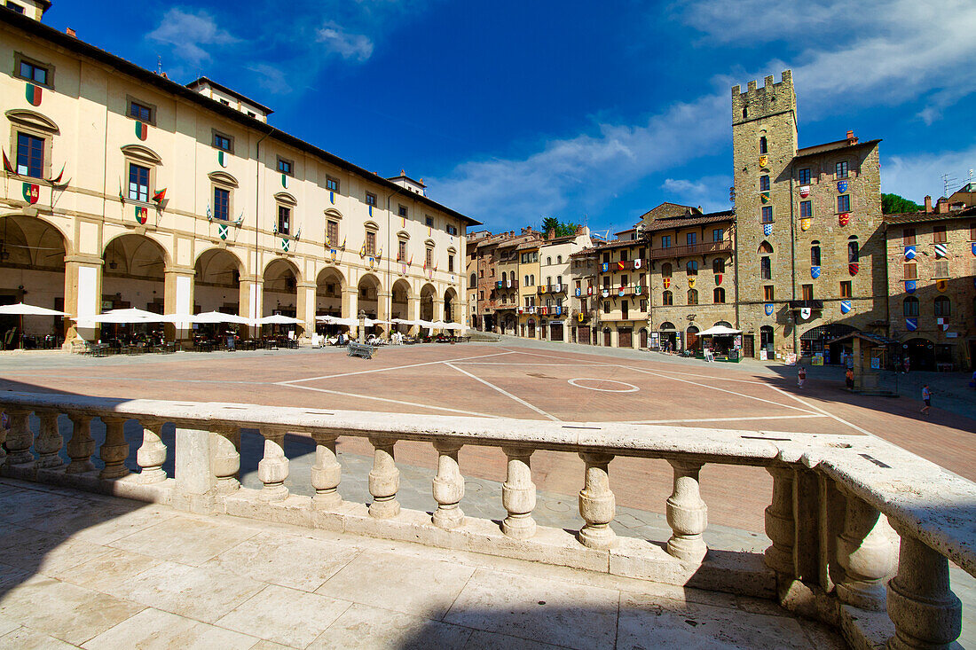 Mittelalterliche Gebäude auf der Piazza Grande, Arezzo, Toskana, Italien, Europa