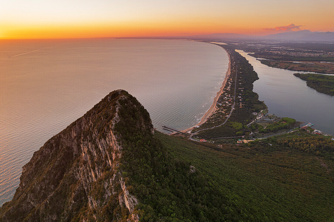 Luftaufnahme der Küste und der Seen des Circeo-Gebirges bei Sonnenuntergang, Nationalpark Circeo, Provinz Latina, Latium (Lazio), Italien, Europa