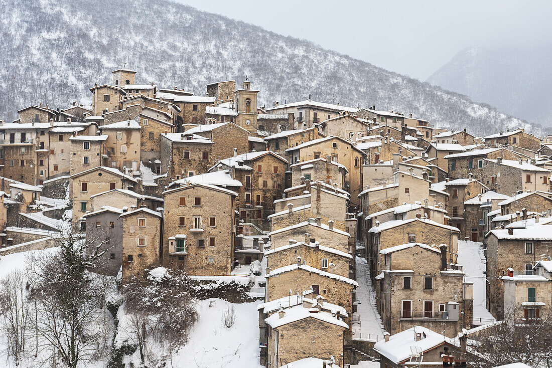 Schneebedecktes mittelalterliches Dorf Scanno, Abruzzen-Nationalpark, Apennin, Provinz L'Aquila, Abruzzen, Italien, Europa