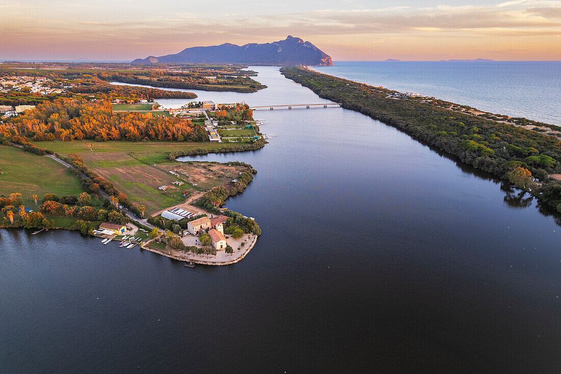 Luftaufnahme des Sees und des Berges von Sabaudia, Nationalpark Circeo, Sabaudia, Pontinische Ebene, Provinz Latina, Latium (Latium), Italien, Europa