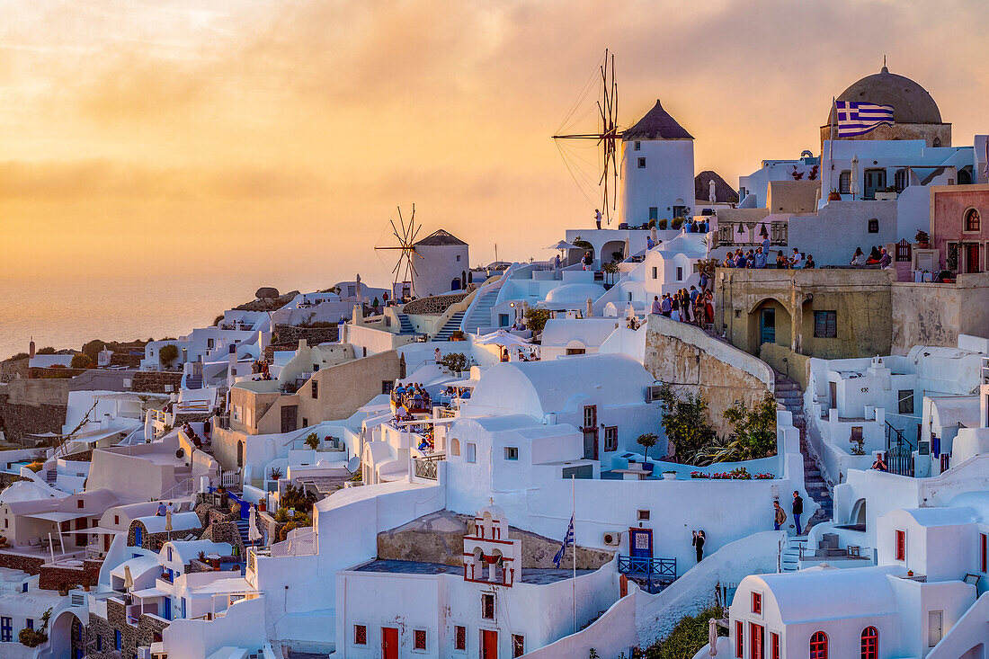 Sonnenuntergang über Windmühlen, Oia, auf der Klippe über der Caldera, Santorin, Kykladen, Ägäis, Griechische Inseln, Griechenland, Europa