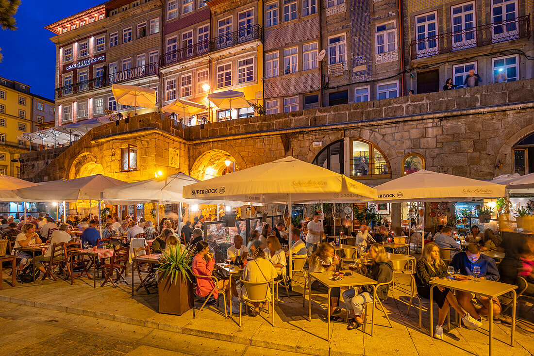 Blick auf Bars und Restaurants am Ufer des Douro-Flusses in der Abenddämmerung, Porto, Norte, Portugal, Europa