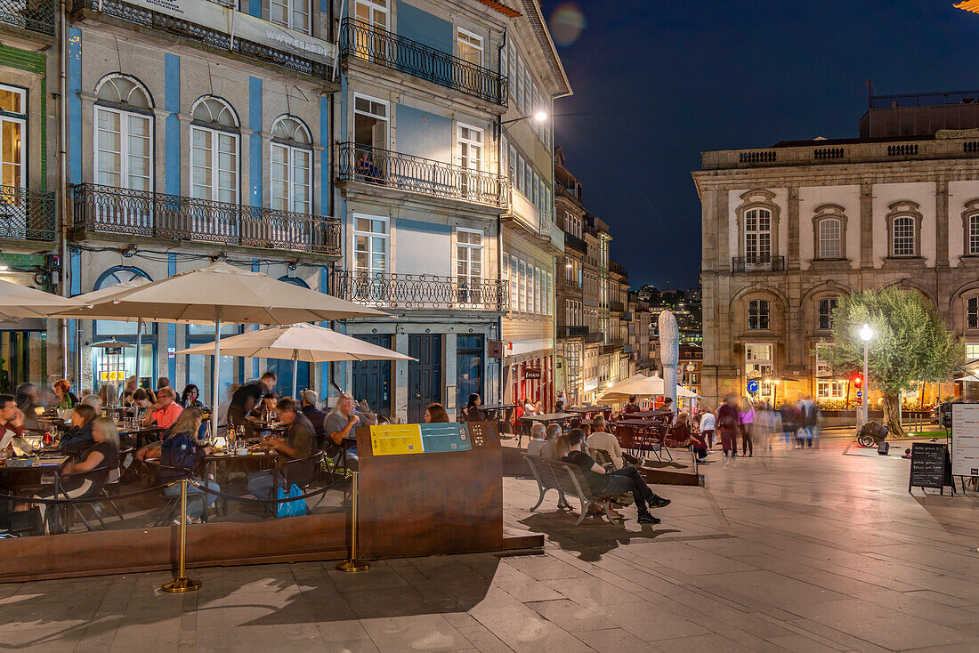 Blick auf Restaurant und Gebäude in der Altstadt von Porto in der Abenddämmerung, Porto, Norte, Portugal, Europa