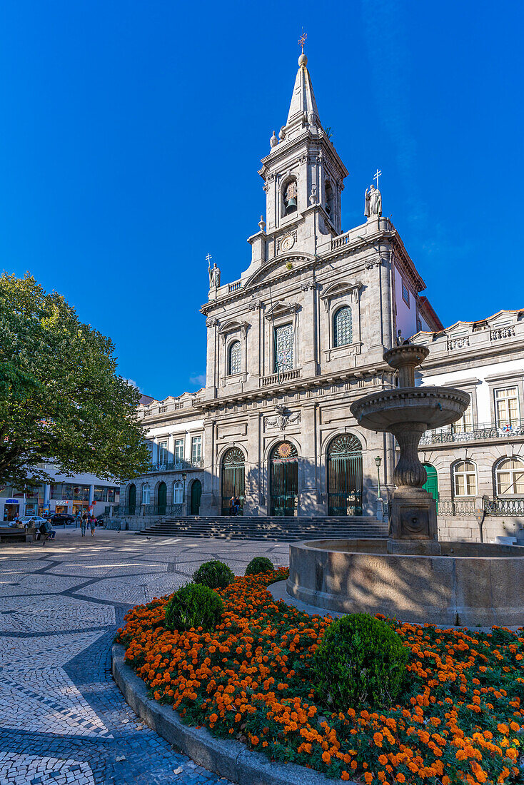 Ansicht der katholischen Kirche in Praca da Trindade, Porto, Norte, Portugal, Europa