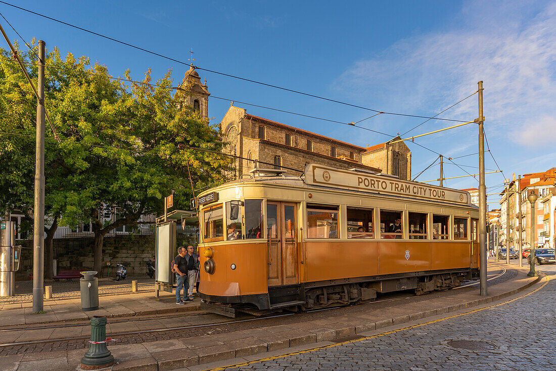 Blick auf die ikonische Straßenbahn und die Kirche St. Franziskus, Porto, Norte, Portugal, Europa