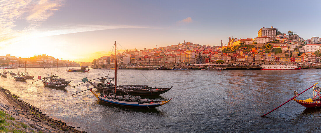 Blick auf den Douro-Fluss und die Rabelo-Boote mit den bunten Gebäuden bei Sonnenuntergang, Porto, Norte, Portugal, Europa