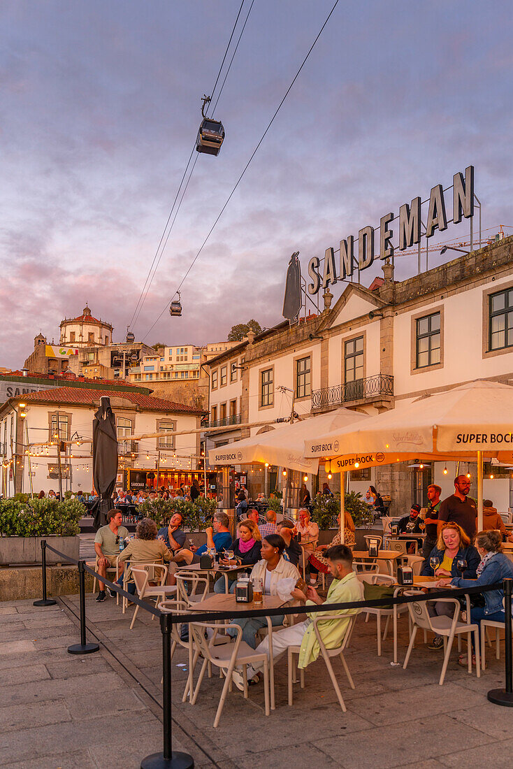 Blick auf das Weingut Sandeman (Portweinkeller) und das Restaurant bei Sonnenuntergang, Vila Nova de Gaia, Porto, Norte, Portugal, Europa