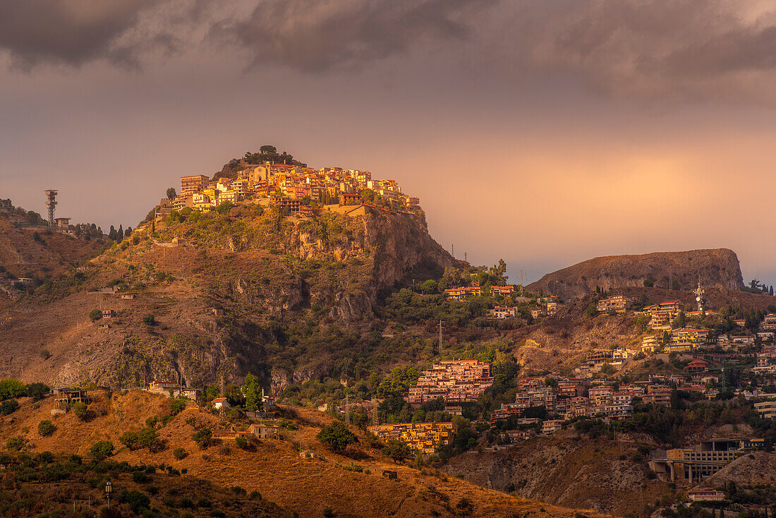 Blick auf die auf einem Hügel gelegene Stadt Castelmola bei Sonnenuntergang, Provinz Messina, Sizilien, Italien, Mittelmeer, Europa