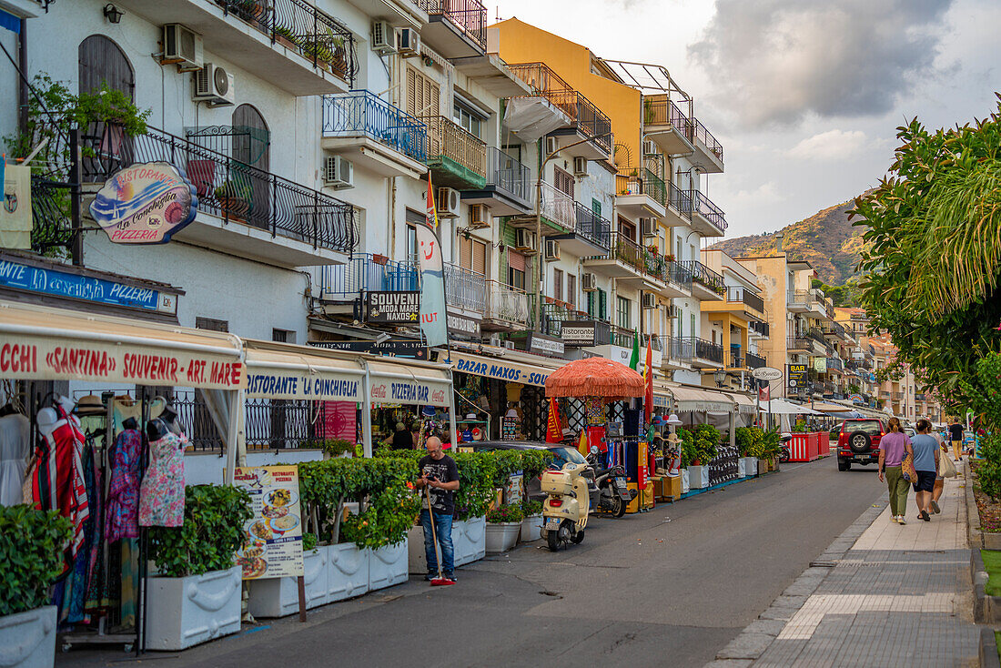 Blick auf Restaurants und Cafés in Giardini-Naxos, Provinz Messina, Sizilien, Italien, Mittelmeer, Europa