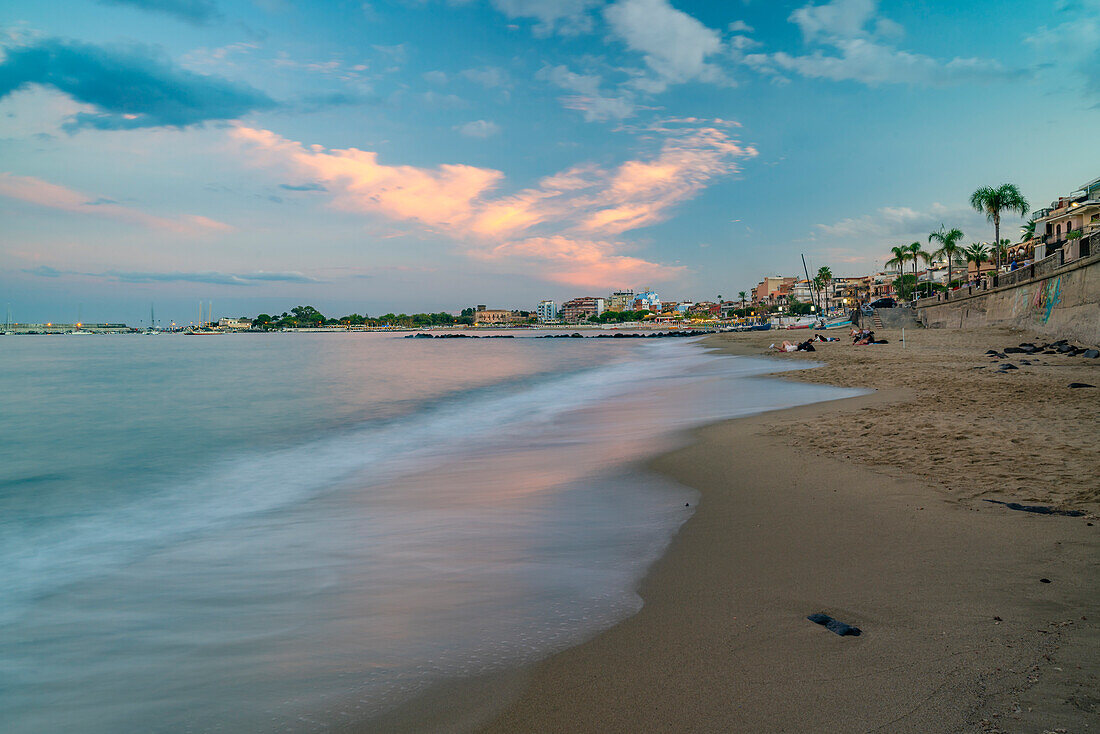 Blick auf den Strand von Giardini-Naxos und die Bucht von Giardini-Naxos bei Sonnenuntergang, Provinz Messina, Sizilien, Italien, Mittelmeerraum, Europa
