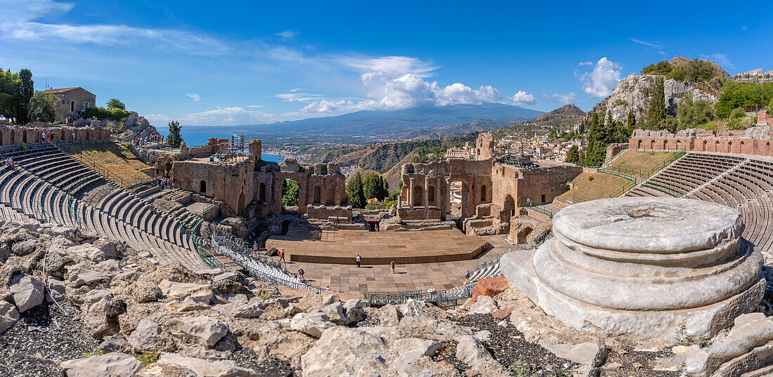 Blick auf das Griechische Theater in Taormina mit dem Ätna im Hintergrund, Taormina, Sizilien, Italien, Mittelmeer, Europa