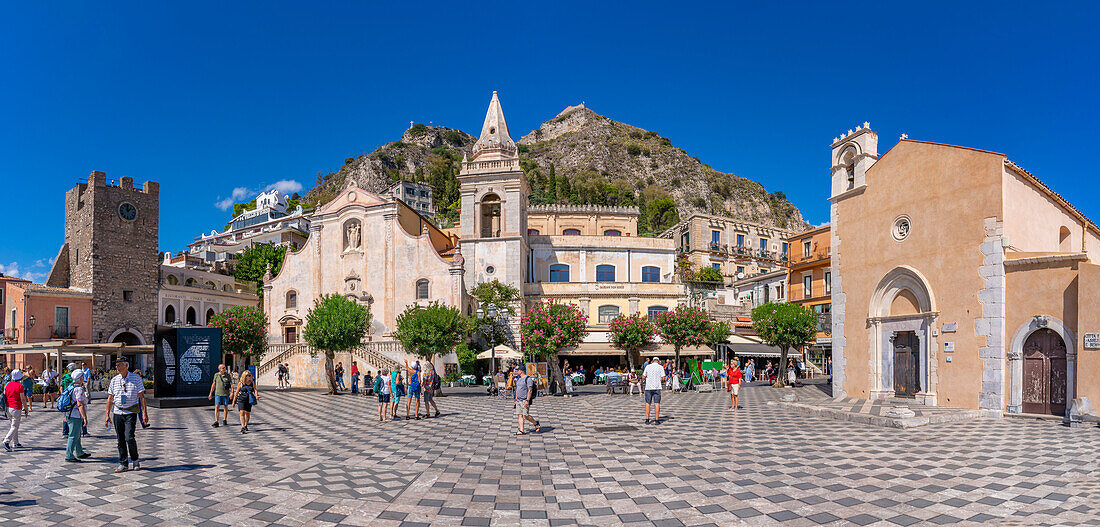 Blick auf die Chiesa di San Giuseppe auf der Piazza IX Aprile in Taormina, Taormina, Sizilien, Italien, Mittelmeer, Europa