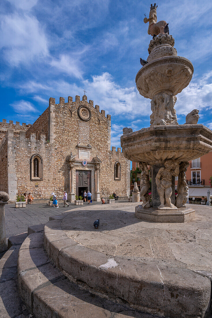 View of Duomo di Taormina and fountain in Piazza del Duomo in Taormina, Taormina, Sicily, Italy, Mediterranean, Europe