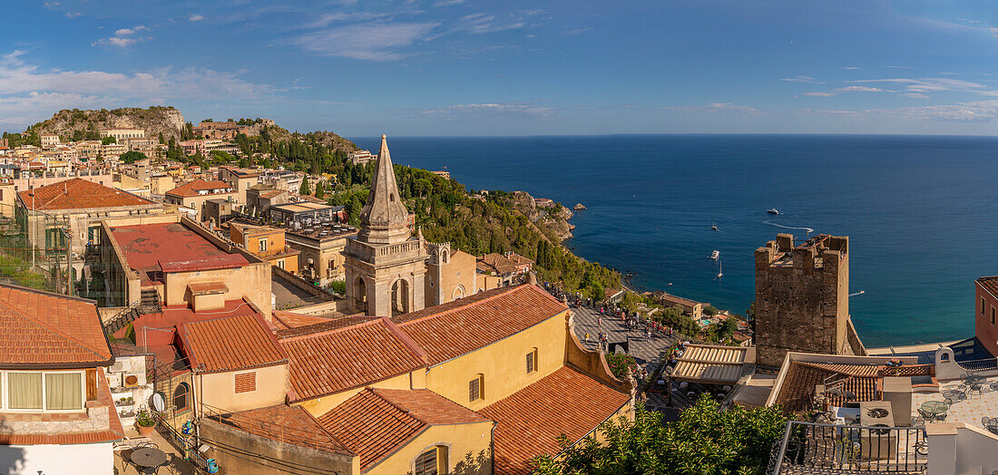 Blick auf die Chiesa di San Giuseppe mit Blick auf die Stadt und das Meer in Taormina, Taormina, Sizilien, Italien, Mittelmeer, Europa