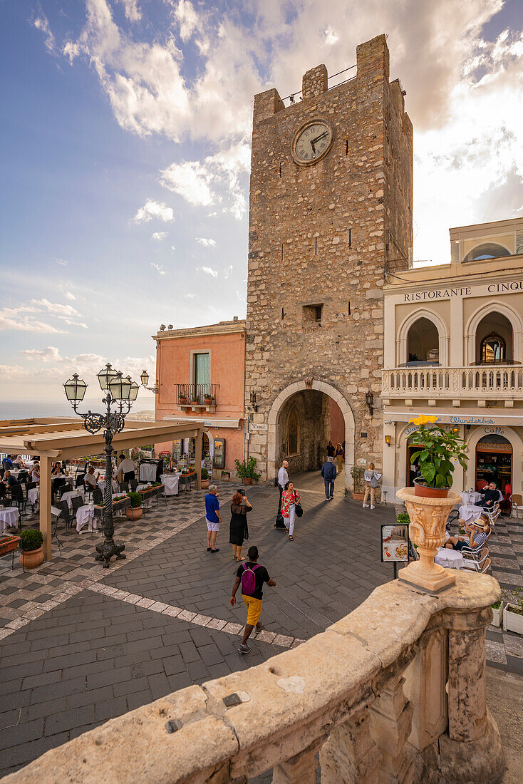 Blick auf Torre dell'Orologio e Porta di Mezzo und belebte Straße in Taormina, Taormina, Sizilien, Italien, Mittelmeer, Europa