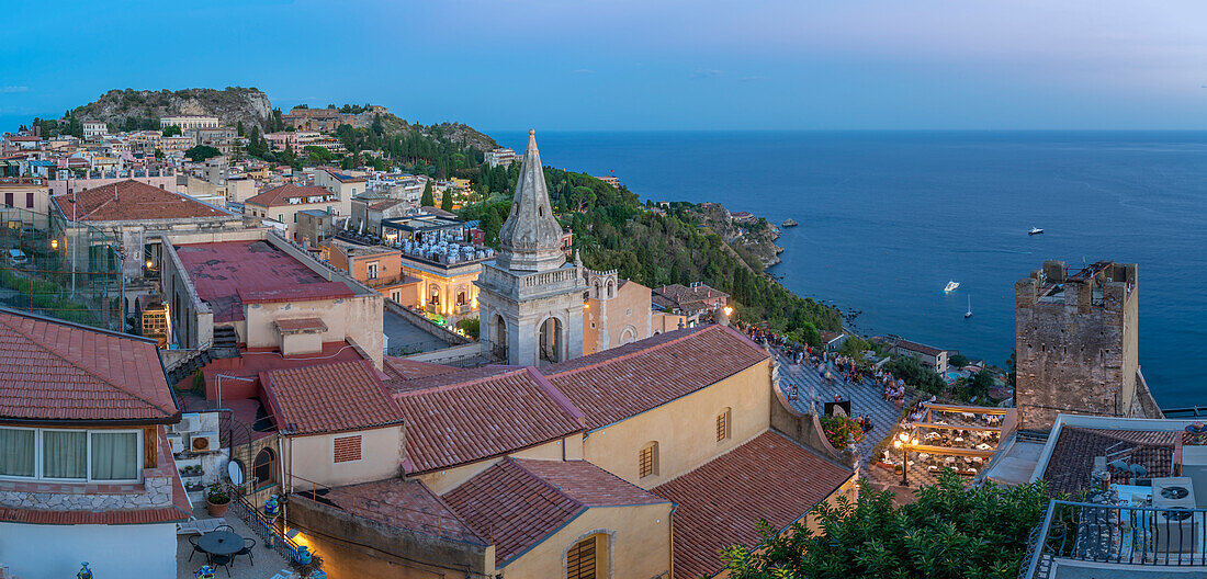 Blick auf die Chiesa di San Giuseppe mit Blick auf die Stadt und das Meer in Taormina in der Abenddämmerung, Taormina, Sizilien, Italien, Mittelmeer, Europa