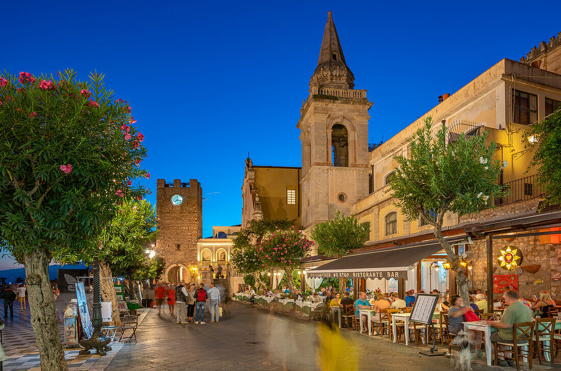 Blick auf die Chiesa di San Giuseppe an der Piazza IX Aprile in Taormina in der Abenddämmerung, Taormina, Sizilien, Italien, Mittelmeer, Europa