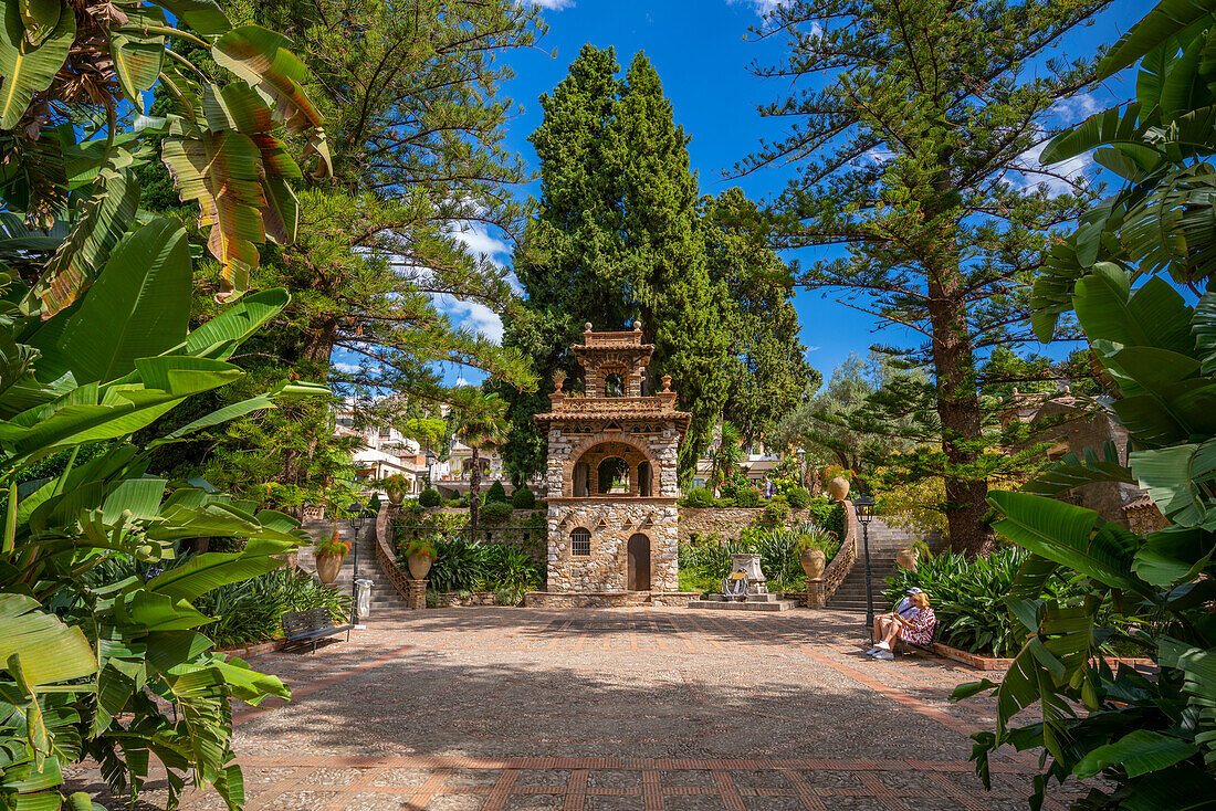 Blick auf die öffentlichen Gärten der Villa Comunale di Taormina, Taormina, Sizilien, Italien, Mittelmeer, Europa
